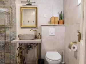 House for rent Didova kuća في ماكارسكا: حمام مع حوض ومرحاض