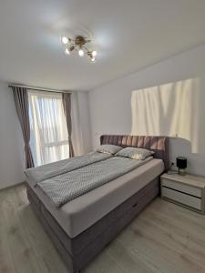 una camera con un grande letto e un soffitto di 11th Floor Luxury Residence a Timişoara