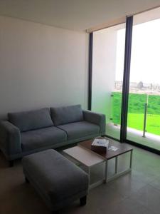 sala de estar con sofá y mesa de centro en Nuevo y Lujoso departmento residencial Querétaro., en Querétaro