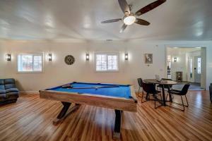 a pool table in a living room with a ceiling fan at Luxury Cabin at Lakehead in O'Brien