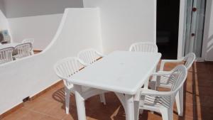 A seating area at Apartamentos Cala Llonga