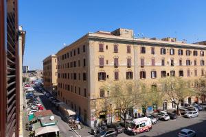 un gran edificio con coches estacionados en un estacionamiento en Luxury Domus AmaDora, en Roma