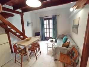 - un salon avec une table et un canapé dans l'établissement Panorama Apartments, à Asos