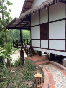 En terrasse eller udendørsområde på Lao Spirit Resort