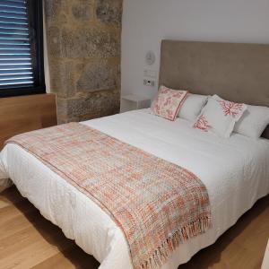A bed or beds in a room at Casa de Leiro