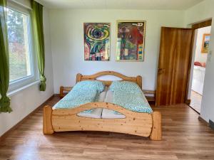 特勞恩基興的住宿－Ferienhaus am Traunsee mit Bergsicht，一间卧室,卧室内配有一张木床