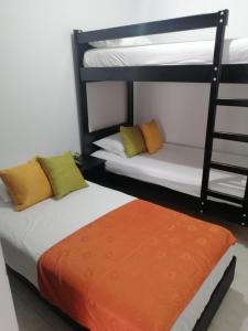 una stanza con due letti a castello e una scala di Apartamento Privado a 3 Minutos del Parque del Café a Montenegro Altre 13 foto