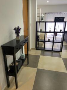 a room with a black table and a mirror at Depto en Monte Grande a 15 minutos del Aeropuerto 1 Zona Residencial con estacionamiento in Monte Grande