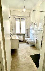 Koupelna v ubytování APPARTMENTO per 6 persone A MARINA CENTRO
