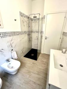 Phòng tắm tại APPARTMENTO per 6 persone A MARINA CENTRO