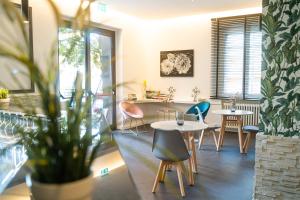 My Place Hotel في ريميني: غرفة معيشة مع طاولتين وكراسي