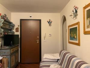 a living room with a couch and a door at CASA DI PITTO in Bressanone