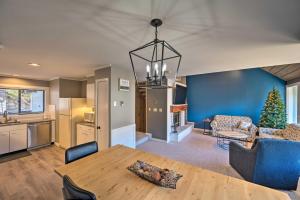 cocina y sala de estar con mesa y árbol de Navidad en Lincoln Retreat with Village of Loon Amenity Access, en Lincoln