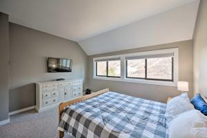 Un dormitorio con una cama y un televisor. en Lincoln Retreat with Village of Loon Amenity Access, en Lincoln 34 fotos más