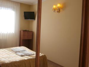 a bedroom with a bed with two towels on it at Hostal El Volante in Estella