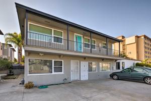 een huis met een auto ervoor geparkeerd bij Charming San Diego Apartment - Walk to Bay! in San Diego