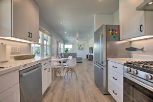 een keuken met witte kasten en een tafel met stoelen bij Charming San Diego Apartment - Walk to Bay! in San Diego
