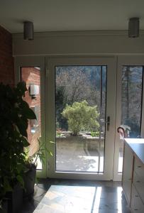 an open door with a view of a yard at Großzügiges Zimmer mit Terrasse am Rheinsteig in Linz am Rhein