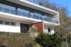 a house with a balcony on the side of it at Großzügiges Zimmer mit Terrasse am Rheinsteig in Linz am Rhein
