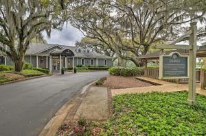 Gallery image of Cottage with Deck and Pool Access about 6 Mi to Beach in Myrtle Beach