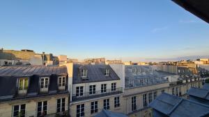 En generell vy över Paris eller utsikten över staden från lägenheten