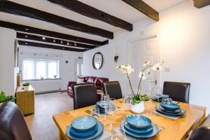 Posezení v ubytování Sunshine Cottage by Happy Sunshine Stay + 20 fotografií