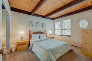 um quarto com uma cama e um tecto de madeira em Kings Beach Bliss em Kings Beach