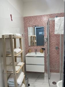 La salle de bains est pourvue d'un lavabo et d'une douche avec une échelle. dans l'établissement SCIÒ SCIÒ HOUSE casa contro il malocchio, à Naples