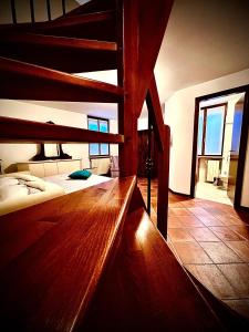 1 Schlafzimmer mit 2 Etagenbetten und Holzboden in der Unterkunft Welcome Traveller L'APPARTAMENTO DI ANNALISA in Garda