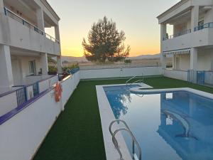 basen na podwórku domu w obiekcie PLAYA ALMARDA CORINTO, PISCINA, WIFI,2 TERRAZAS, BARBACOA,TRANQUILo w mieście Sagunto
