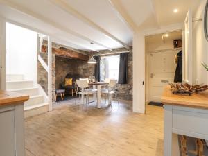 Una cocina y un comedor con mesa y sillas. en Awelfa, en Newport