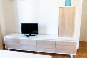 einen TV auf der Kommode in einem Zimmer in der Unterkunft Apartamento Menorca Arenal d'en Castell in Arenal d'en Castell