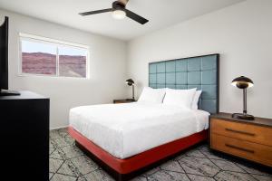 una camera da letto con un grande letto bianco e una finestra di WorldMark Moab a Moab Altre 35 foto