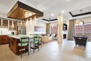 una cucina e un soggiorno con tavolo e sedie di WorldMark Moab a Moab