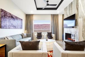 un soggiorno con divano e camino di WorldMark Moab a Moab