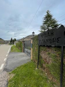 una señal para un garaje al lado de una carretera en Villa en la Reserva de la Biosfera de Gordón, en Huergas de Gordón