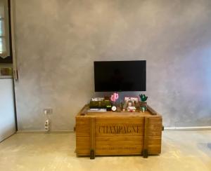 A television and/or entertainment centre at Bellagio Cool Flat - Private Parking & Rooftop terrace
