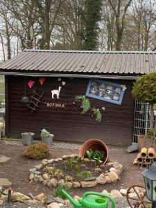 a small shed with a sign on the side of it at Spaß & Ferien auf dem Alpaka Hof 2 in Lenschow