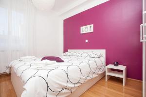 Кровать или кровати в номере Kuvi Apartments