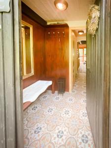 einen Flur eines Hauses mit Fliesenboden in der Unterkunft Geographer´s Cottage in Siegsdorf + 18 Fotos