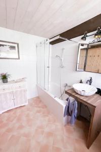 Ett badrum på Geographer´s Cottage