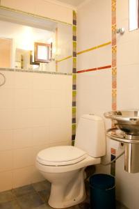 ハニア・タウンにあるRayon De Soleilのバスルーム(トイレ、洗面台付)
