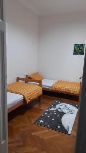 Łóżko lub łóżka w pokoju w obiekcie Zeynep Apartments