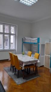 una sala da pranzo con tavolo, sedie e letto a castello di Zeynep Apartments a Sarajevo