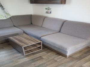 - un salon avec un canapé et une table basse dans l'établissement MOBIL HOME CAMPING LES SABLES DU MIDI, à Valras-Plage
