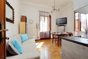 Luxury Domus AmaDora في روما: غرفة معيشة مع أريكة وطاولة