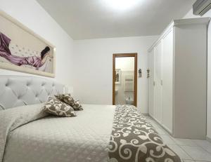 A bed or beds in a room at Bella Matera