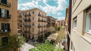 パレルモにあるBorghi di Belmonteの建物のある街の空き道