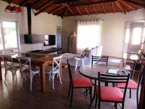 a kitchen and dining room with a table and chairs at Casa LINDA TÉRREA e SUPER ACONCHEGANTE 3 Suítes in Camanducaia