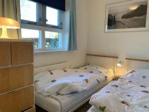 Een bed of bedden in een kamer bij Friese Kust Villa